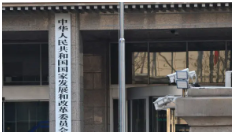 不要老穿阔腿裤了,还是七分裤显年轻,怪不得总是很流行