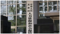 16岁西班牙公主气质真好,春天光腿穿裙子好优雅,就是看着腿冷